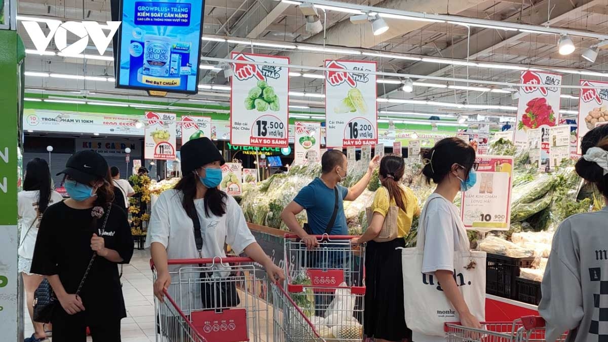 Crowded supermarkets in Hanoi a challenge to safe social distancing